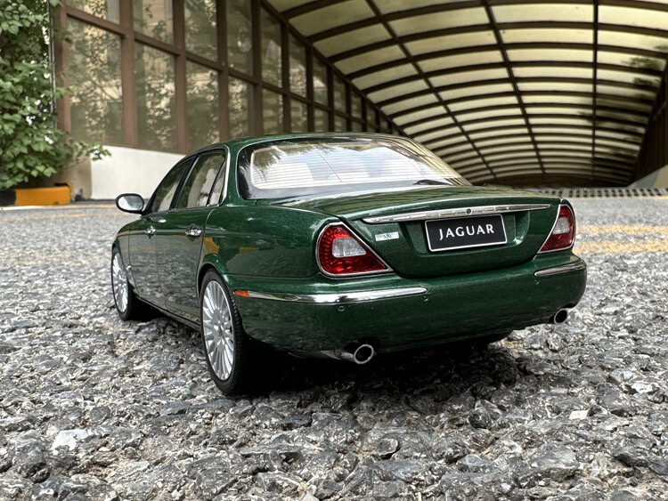 1/18 Almost Real Jaguar XJ6 X350 Green 緑 1/18 Almost Real Jaguar XJ6 (X350) (Green) Car Model