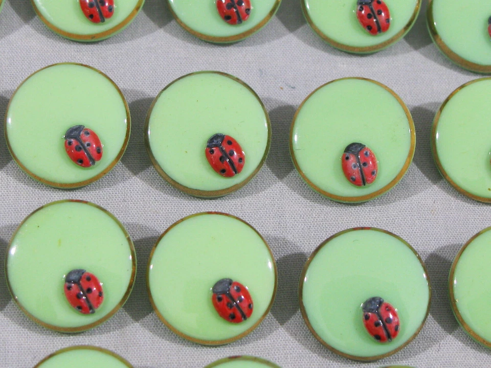Комплект из 20 зеленых стеклянных пуговиц - красный 3-D божья коровка - золотой отделки - 3/4" - Изображение 3 из 4