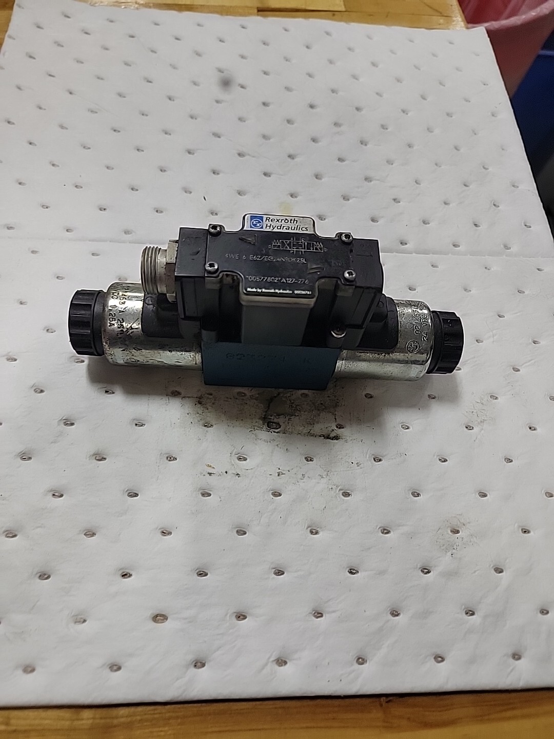 REXROTH Hydraulic Double Solenoid Valve R900577802 (4WE6E62/EG24N9DK25L) USED