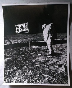 ASTRONAUT EDWIN E. BUZZ ALDRIN JR 11-27-70 AUTOGRAPHED APOLLO 11 8X10 PHOTOGRAPH