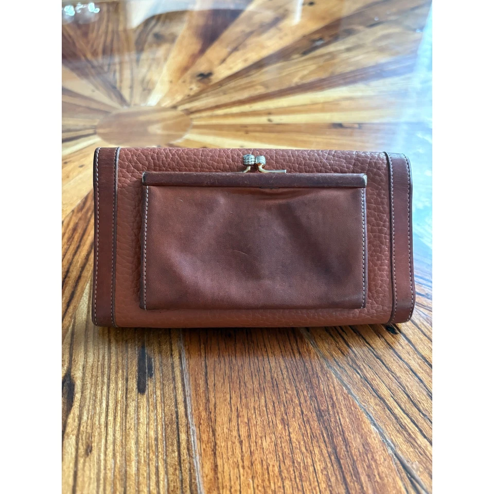 Cartera sin asas de cuero vintage Dooney & Bourke con solapa frontal monedero marrón Foto 2 de 4