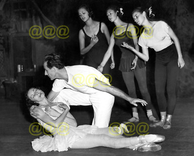 Photo - Alicia Markova & Anton Dolin rehearse for ballet gala, 1949