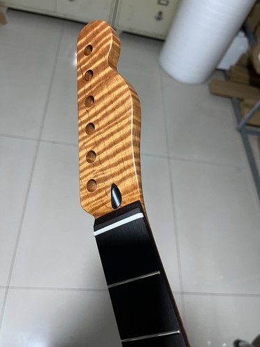 Manico Chitarra Elettrica Roasted Flame Maple – 22 Tasti, Reverse, Legatura Ebano, Satin