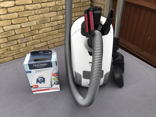 Miele C1 Compact Allergy Powerline Vacuum Cleaner 890 Watts V.G.C. - Picture 2 of 4