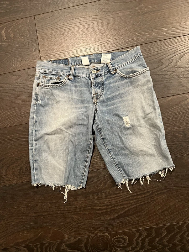 Bermuda jeans feminina Lucky Brand desgastada bainha crua tamanho 6/28 - Imagem 2 de 4