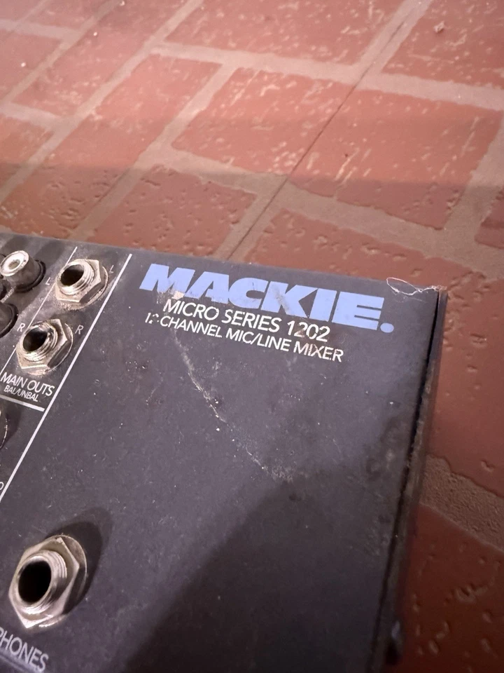 MEZCLADOR DE MICRÓFONO/LÍNEA MACKIE MICRO SERIE 1202 12 CANALES BAJO RUIDO ALTO ESPACIO LIBRE Doblado Nub Foto 2 de 3
