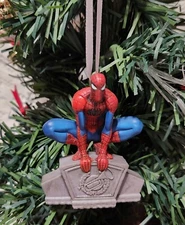 DISNEY STORE MARVEL SPIDER-MAN CROUCHED CUSTOM CHRISTMAS ORNAMENT RARE HTF NEW