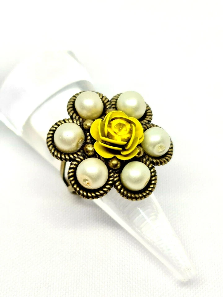 Precioso anillo de flores amarillas con incrustaciones de flores brillantes de Michal Negrin. Foto 3 de 4