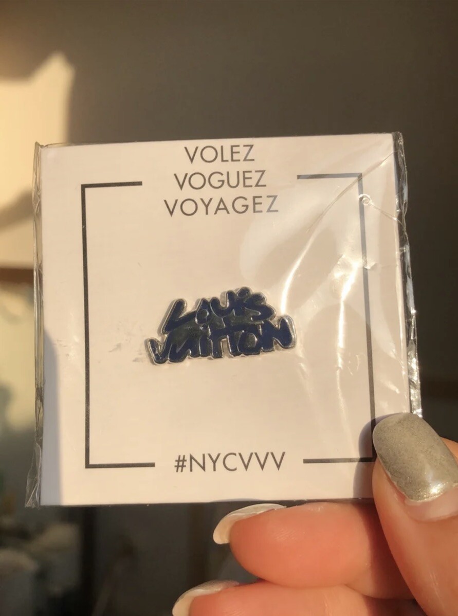 VOLEZ VOGUEZ VOYAGEZ ビトン展示会　ブローチ1個 Louis Vuitton Volez Voguez Voyagez NYC Exhibition: Louis