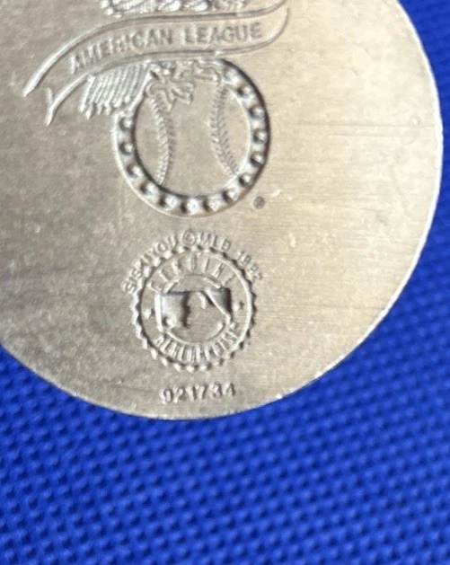 Llavero redondo de peltre de los Seattle Mariners vintage 1992 Liga Americana MLB numerado Foto 3 de 3