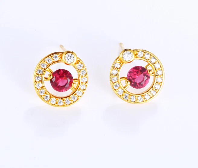 Aretes redondos con incrustaciones de circonitas cúbicas multicolores enchapados en oro amarillo Foto 3 de 4