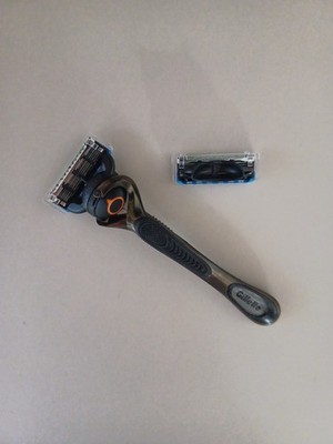 Gillette Shaving Razor handle Gillette Fusion Two Blades   