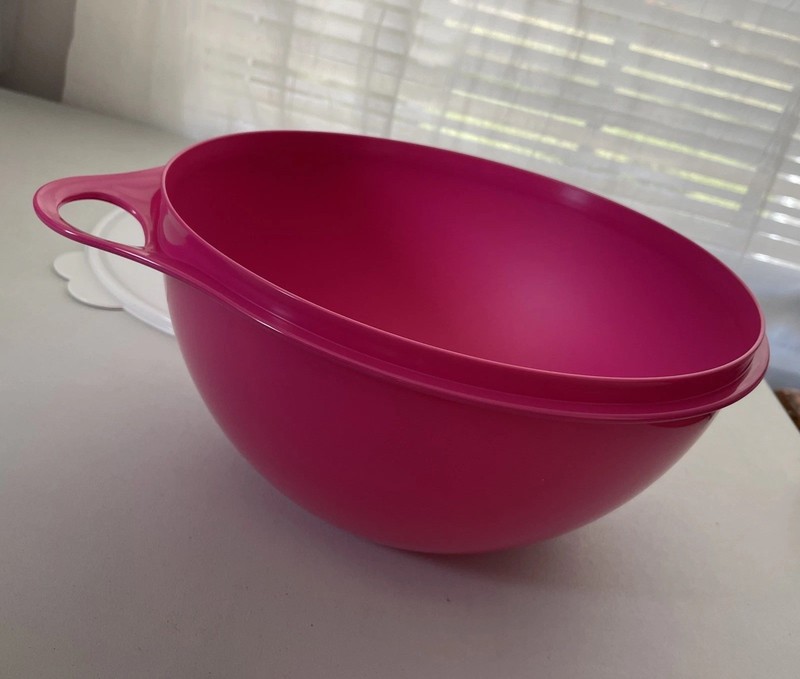 NEW TUPPERWARE Thatsa Bowl 19 Cup Pink Airtight Seal BPA Free dishwasher safe 