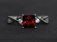 925 Sterling Silver Red Garnet Square Cut Gemstone Modern Women Ring Duty Free