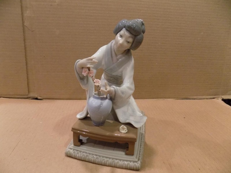 Lladro Spain 8" Figurine "Flower Arranger" Japanese Woman w/ Flowers # 4840 1973
