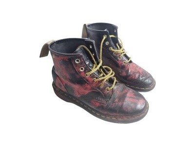 Einzigartige Upcycled Grunge Dr Martens | Schnürstiefel aus Leder | schwarz & rot lackiert