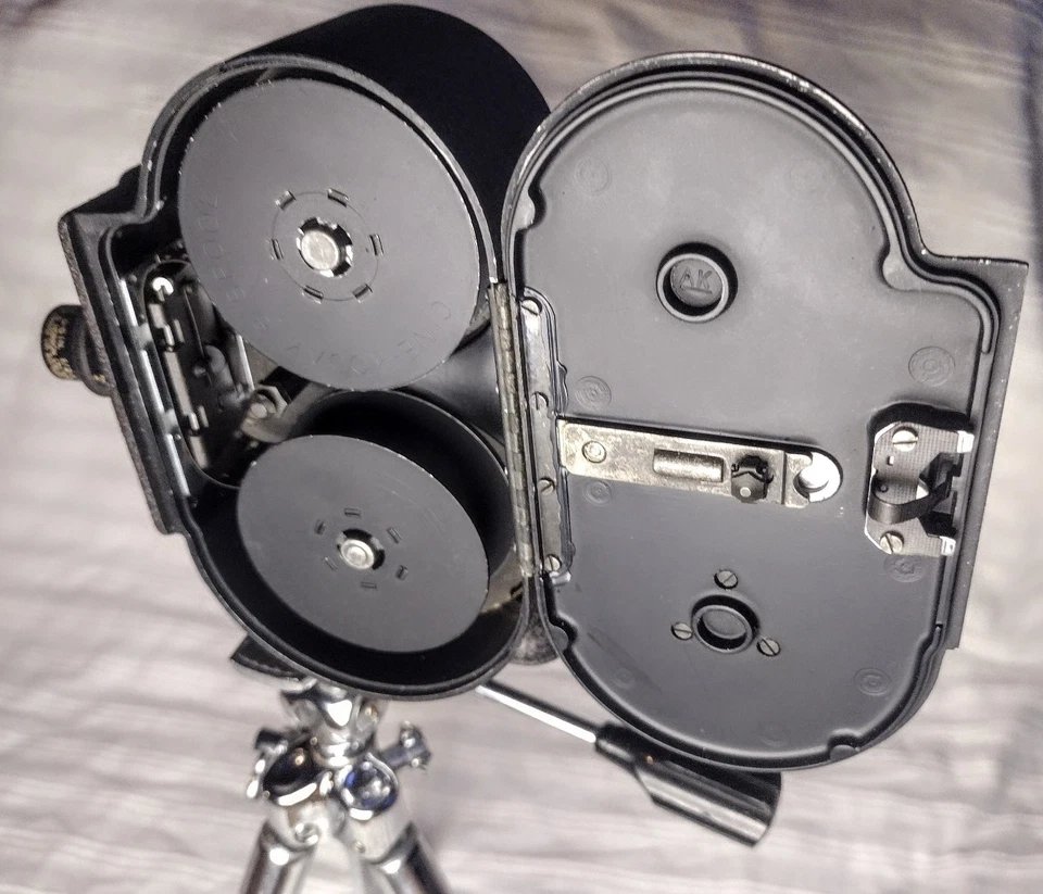 Cámara de película Bell & Howell Filmo Sportster de colección doble funcionamiento 8 mm con trípode Foto 3 de 4