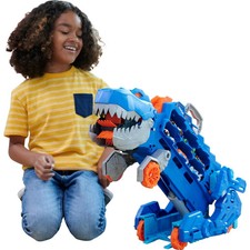 Camión transportador Hot Wheels City Ultimate T-Rex se transforma en un