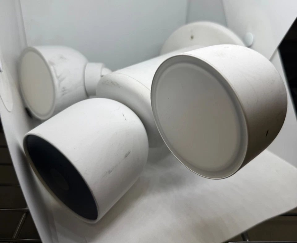 Google Nest Cam with Floodlight Outdoor Wired Security Camera White GA02411 - Image 3 of 4