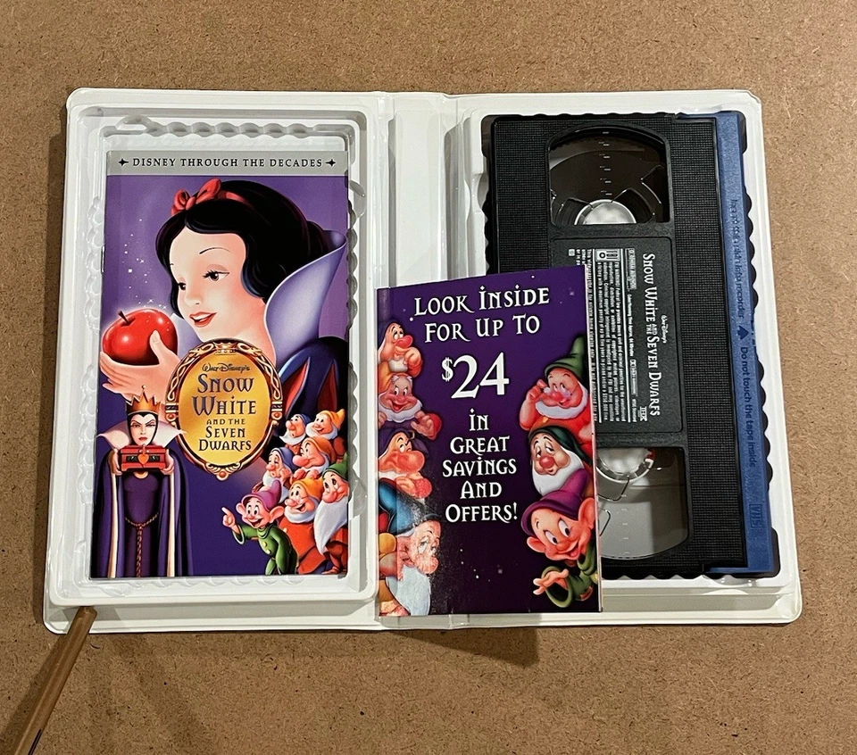 Snow White and the Seven Dwarfs VHS 2001 Clamshell Platinum Edition. With Insert - Image 3 of 4