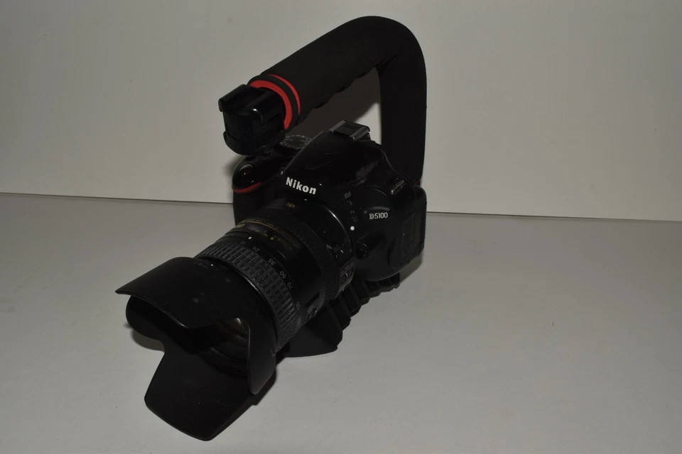 Nikon D5100 Digitalkamera 16.2MP W / AF-S Nikkor 18-200MM 3.5-5.6G II Ed (KVX34) - Bild 2 von 4