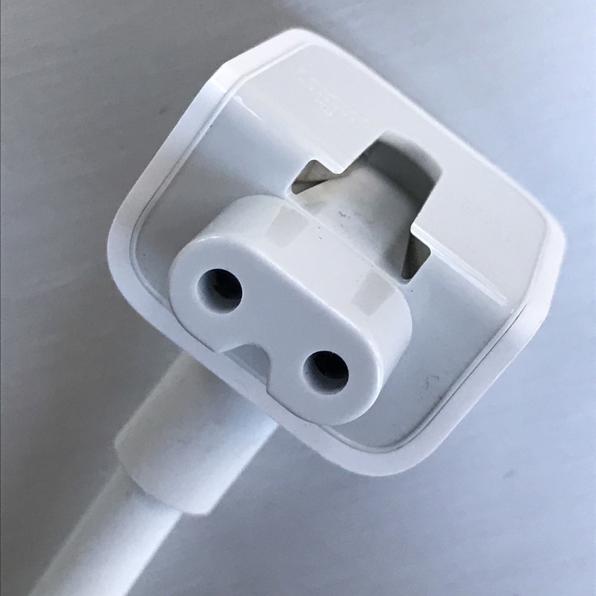 White Longwell Original Apple LS-7A 2.5A 125V 3-Prong AC Power
