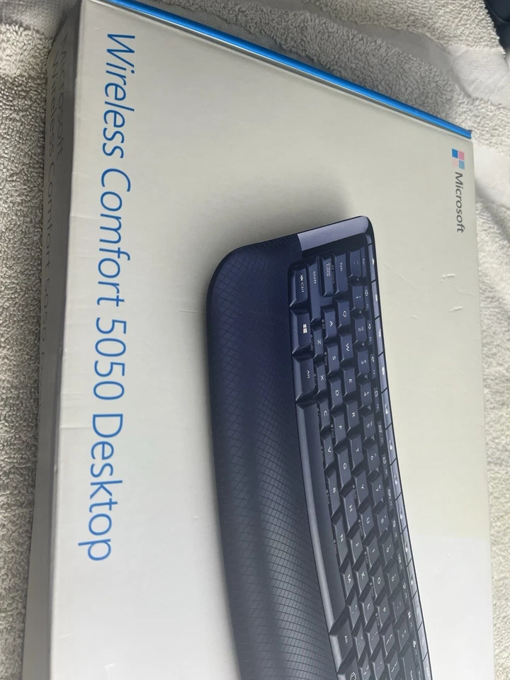 Microsoft Wireless Comfort 5050 Desktop Keyboard & Mouse Combo New in Box - Image 2 of 4