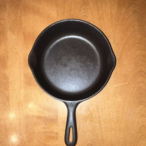 Cast Iron Skillet number 5 unmarked Wagner
