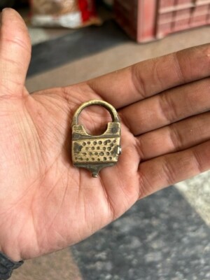 Selten Alt Vintage Handgefertigt Geschnitzt Messing Klein Mini Schloss Mit Key