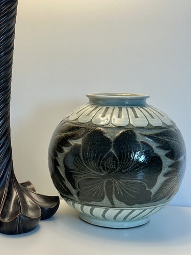 Korean Art Pottery “ Celadon “ Black and white Motie Jar, In late 20th Century - Picture 17 of 24