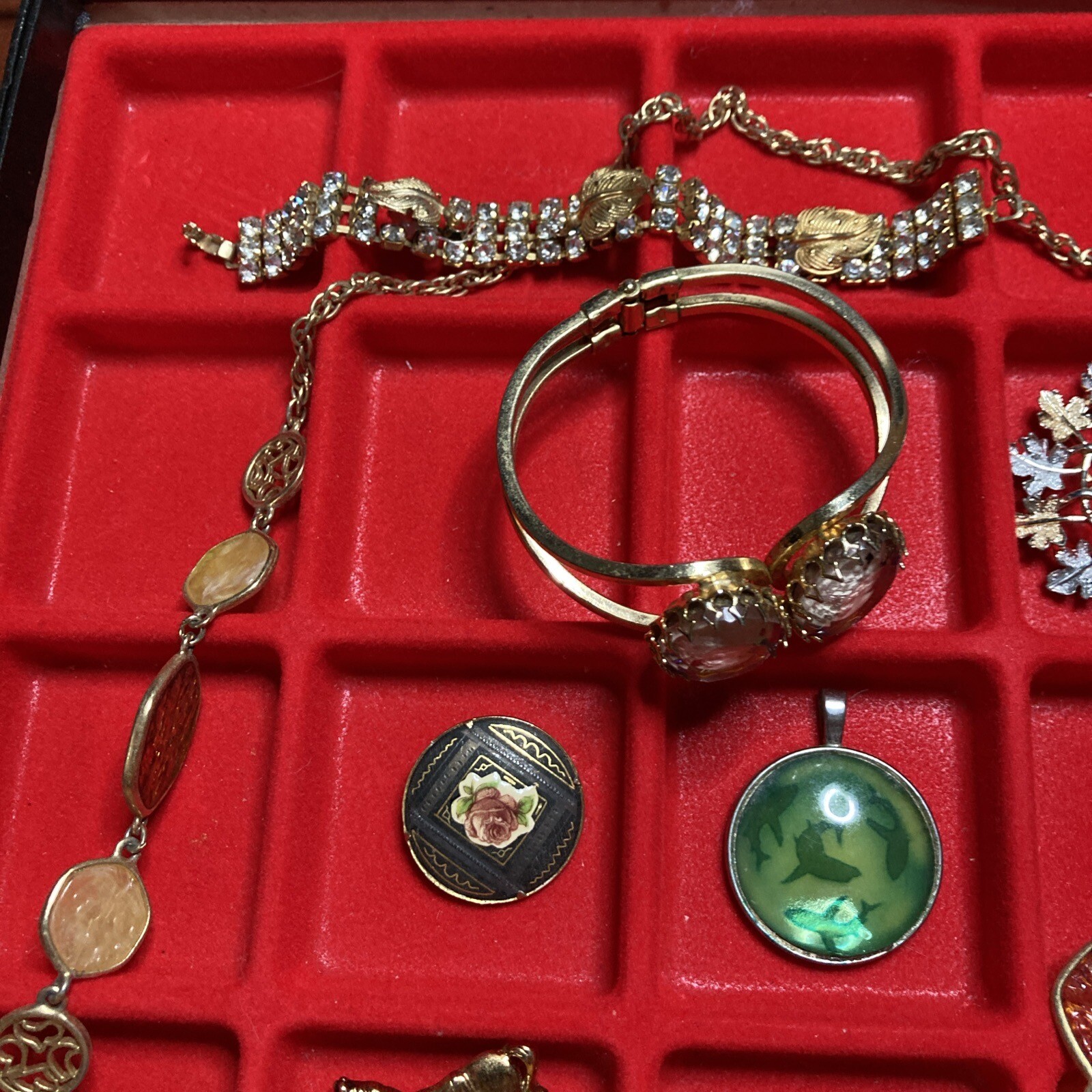 VINTAGE COSTUME JEWELRY LOT BRACLETS NECKLACES RINGS EARRINGS Pendants
