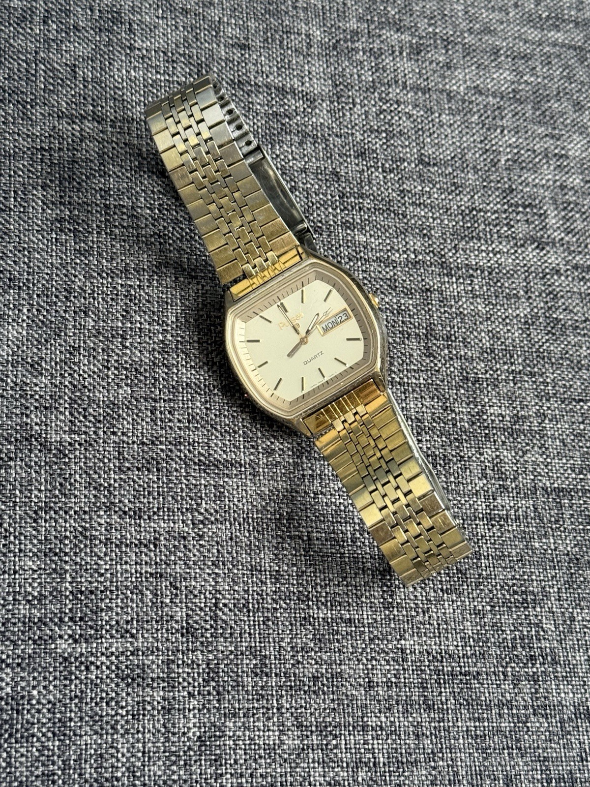 Vintage Pulsar by Seiko  Gold Tone Men’s Watch New Battery Runs  Y563-5019