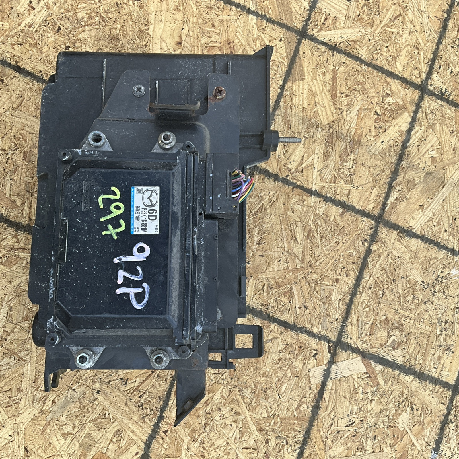 2012-2013 Mazda 3 ecm ecu computer & Tray Battery OEM PE2K 18 881M
