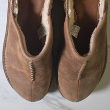 UGG Australia Men  s Brown Leather Slip-On Sheepskin Slippers US 9
