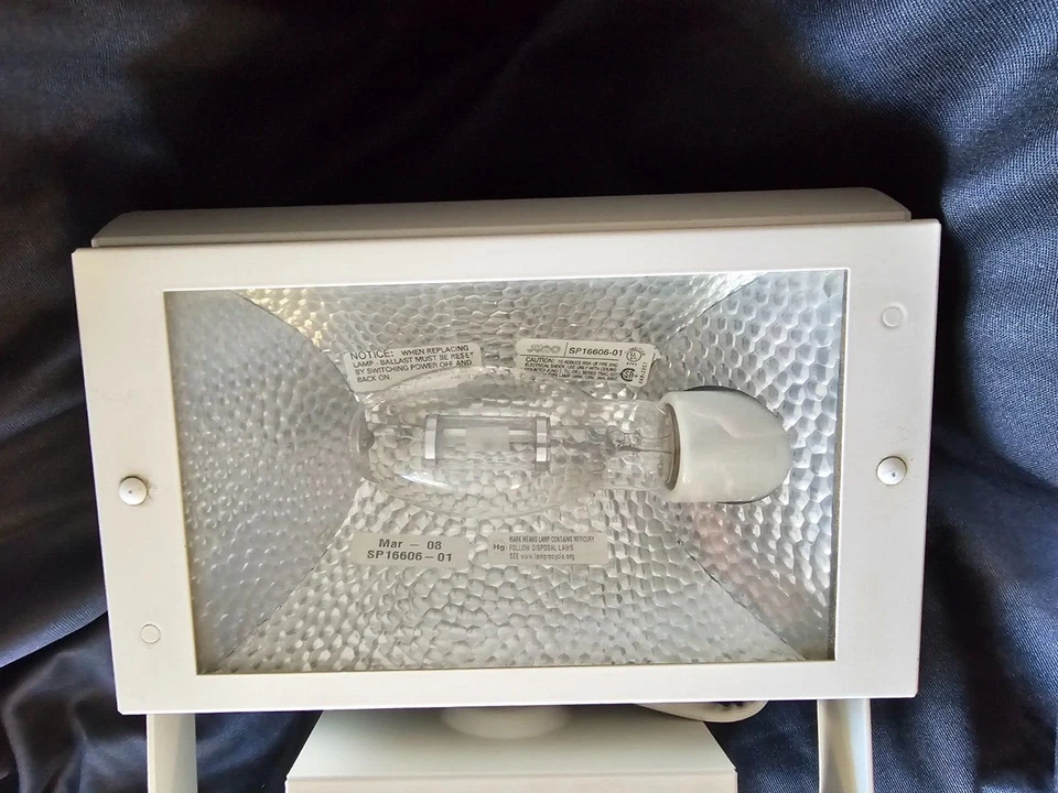 Juno Lighting accesorio de exhibición comercial usado bombilla de halogenuros metálicos incluida Foto 3 de 4