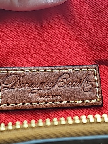 Dooney & Bourke Umhängetasche Kiesel mit Florentinerbesatz gewölbt braun rot innen gebraucht, in einwandfreiem Zustand - Bild 11 von 12
