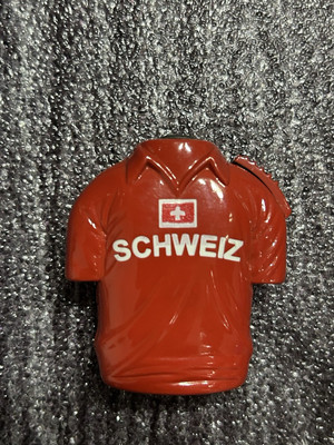 Vintage Trikot Feuerzeug Schweiz  Nr. 10 mit Flagge aus einer Sammlung