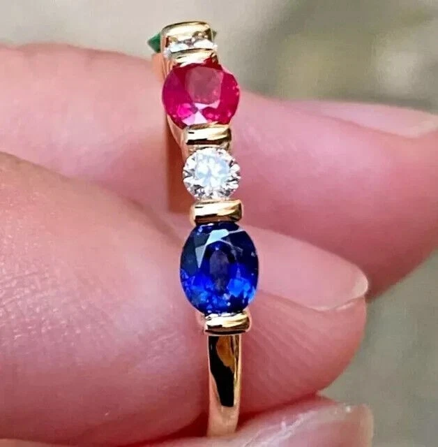 Anillo banda de eternidad de diamantes esmeralda rubí creado en laboratorio de 3 quilates enchapado en oro amarillo de 14 quilates Foto 3 de 4