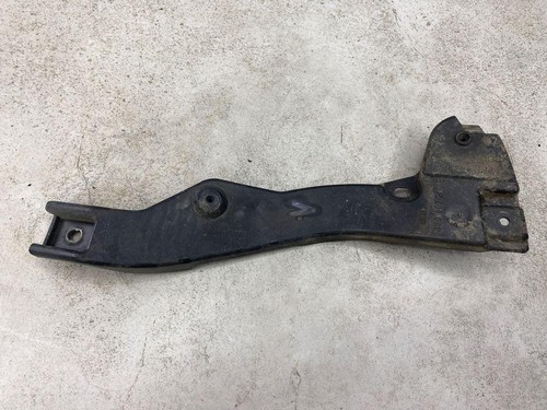 Front bumper mounting bracket