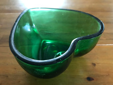Gr&uuml;nes Glassch&auml;lchen in Herzform &mdash; 10 cm breit, 5,5 cm hoch, 258 g, gut erhalten