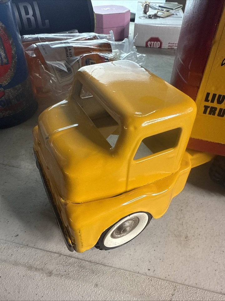 1960 Structo GMC Red Pressed Steel Livestock Semi Tractor Trailer 1:16 scale - Image 2 of 4