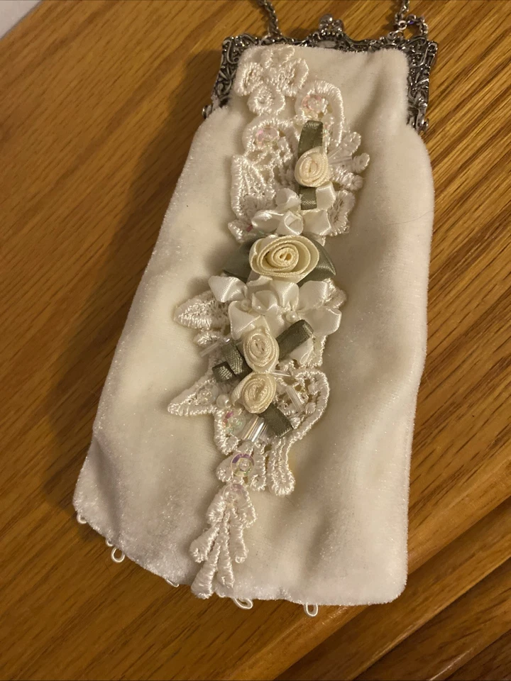 Cartera nupcial victoriana vintage de terciopelo blanco con flores encaje metal bloqueo de beso Foto 2 de 4