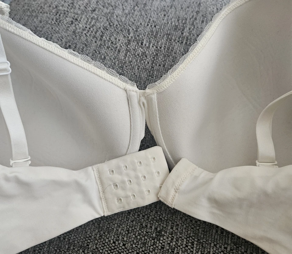 Sujetador Pearl By Venus Off White Detalle Encaje Cobertura Completa Emblema Dorado 38DDD Foto 2 de 4