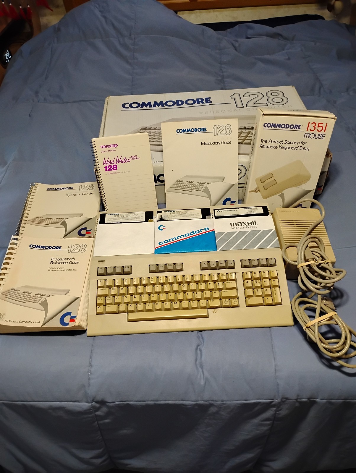 Commodore 128 with accesories and cables
