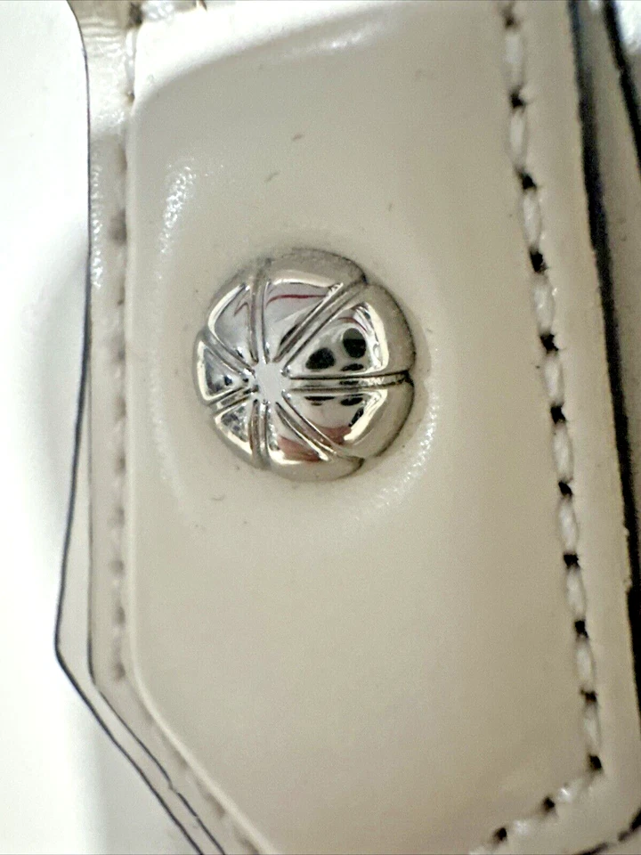 Bolso de mano CROMIA de cuero italiano color crema y encanto ¡POSH! Foto 2 de 4