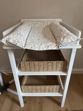 Wickeltisch Babyzimmer mit Wickelauflage und Zubehör
