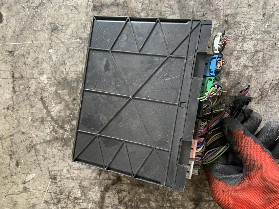 BODY COMPUTER PER OPEL Corsa E 3° Serie 13591589 (15>) - Immagine 4 di 4