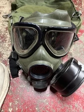 US Military M40 Gas Mask size Medium with Bag lot C