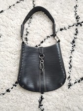 Borsa a tracolla Bosca, nera​ in pregiata pelle italiana, testurizzata, dettaglio borchie in metallo
