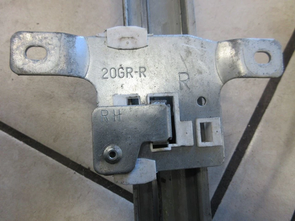 Motor regulador ventana derecha Nissan UD3300 RH 80730-30Z04 Foto 3 de 4